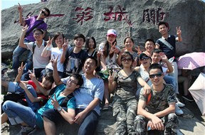 公司组织登梧桐山登山活动